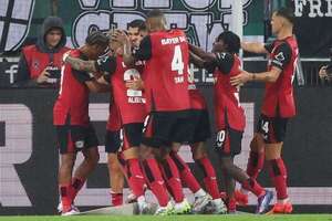 El Bayer Leverkusen saca una victoria agónica en un estreno loco en Mönchengladbach - Fútbol Internacional - ABC Color