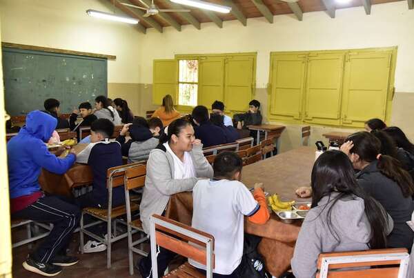 Hambre Cero: transforman aula en lugar de almuerzo, por falta de comedor en escuela de Lambaré - Nacionales - ABC Color