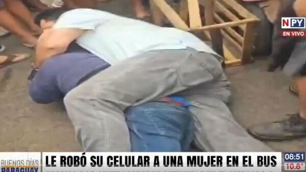 Comerciantes del Mercado 4 atrapan a "caballo loco" y recuperan celu de doña