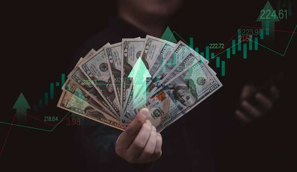 Dólar cierra semana con nuevo pico en cotización  - Economía - ABC Color