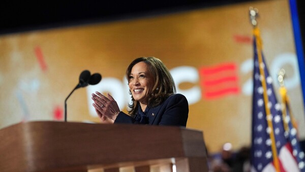 Elecciones en EEUU: Kamala Harris se zambulle en una campaña histórica contra Trump