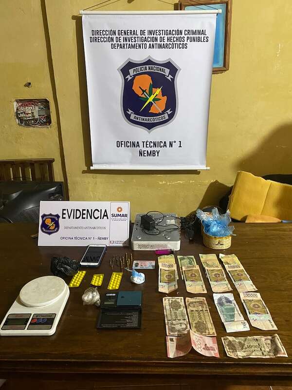 Dos detenidos con drogas que presuntamente vendían a alumnos de colegios en Villa Elisa - Policiales - ABC Color