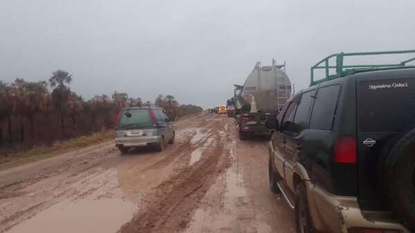 Video: unos 200 vehículos varados en tramo Pozo Colorado - Concepción - Nacionales - ABC Color