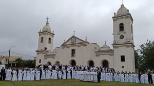 Paraguarí: El clima frío y lluvioso no detuvo a que 73 parejas dieran el sí