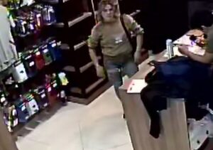 “Bolsonera” con rosario de antecedentes es filmada robando prendas de vestir – Diario TNPRESS