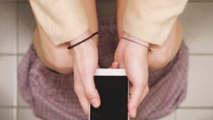 Colgados viendo TikTok tardan hasta media hora usando el baño