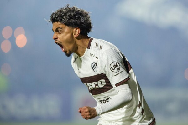 Versus / Ronaldo Martínez liquidó la cuestión en la victoria de Platense