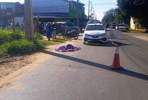 Mujer en moto muere en accidente •