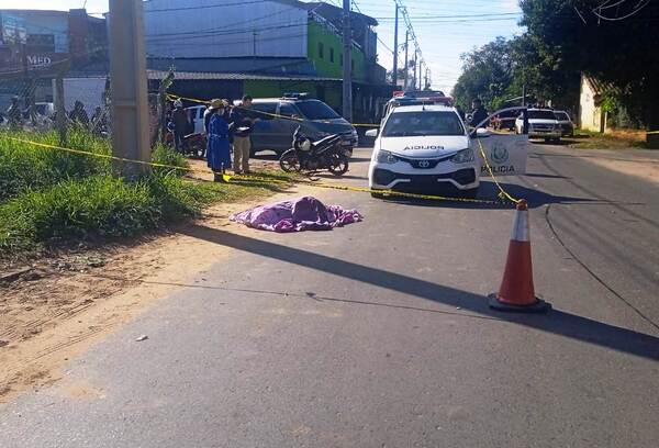 Mujer en moto muere en accidente •