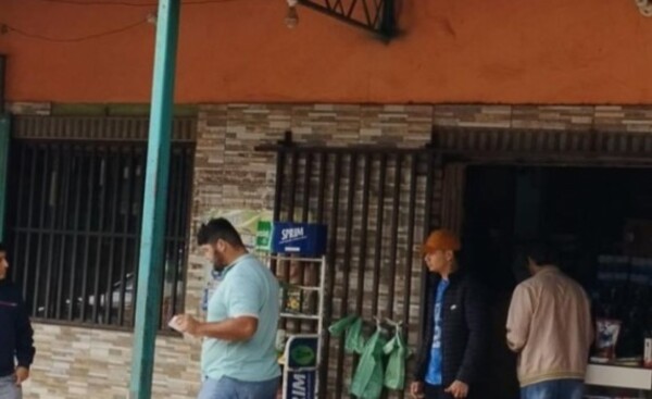 Cuatro motoasaltantes roban G. 20 millones de local comercial