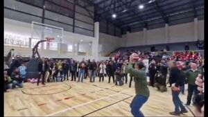 [VIDEO] ¿Tiembla Michael Jordan? Santi Peña demostró sus dotes como basquetbolista
