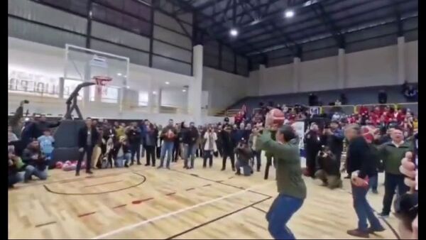 [VIDEO] ¿Tiembla Michael Jordan? Santi Peña demostró sus dotes como basquetbolista