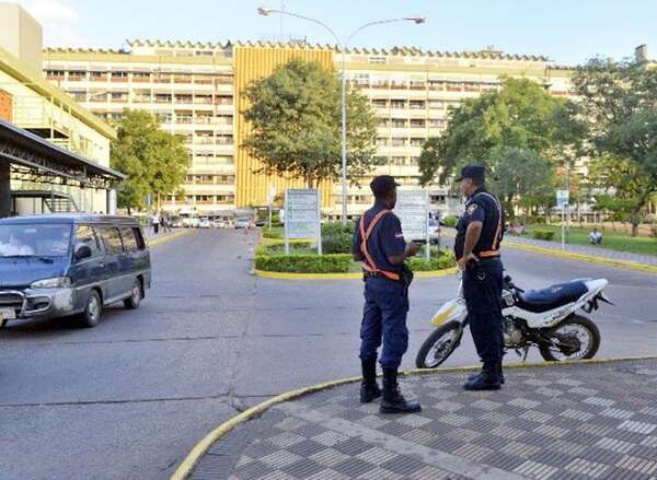 Policías reclaman falta de pago del IPS por coberturas en hospitales - Nacionales - ABC Color