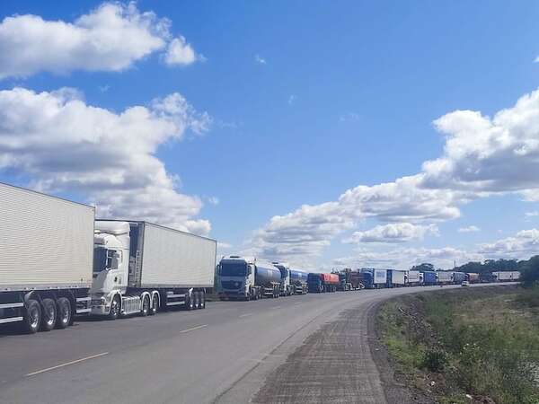 Puerto Falcón: casi 5 Km de fila de camiones ante protestas por demoras en Aduana Argentina  - Economía - ABC Color