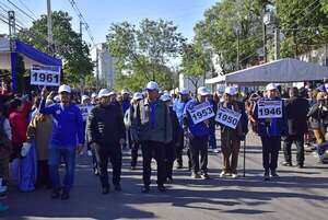Colorido desfile para celebrar el 130º aniversario de la escuela Uruguay - Nacionales - ABC Color