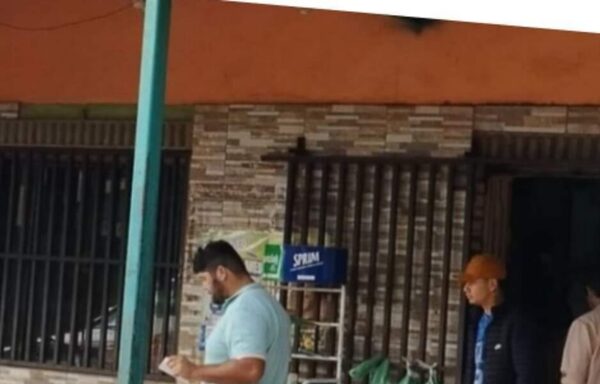 Motochorros redujeron a todos en un local comercial para pelarlos