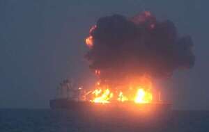 La UE avisa que incendio en petrolero atacado en el Mar Rojo es una amenaza medioambiental - Mundo - ABC Color