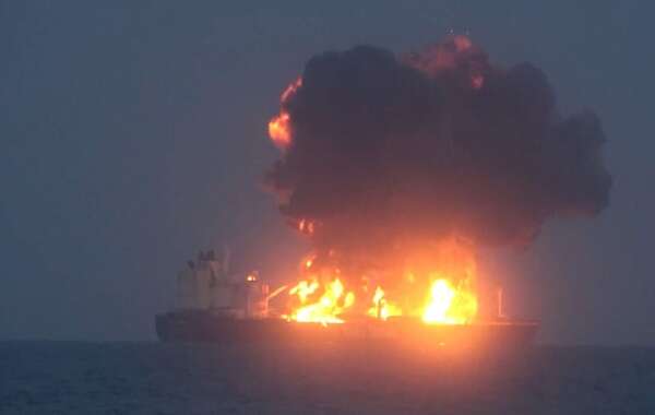 La UE avisa que incendio en petrolero atacado en el Mar Rojo es una amenaza medioambiental - Mundo - ABC Color