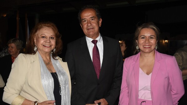 Condecoración del maestro Luis Szarán