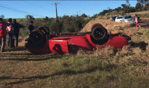 Accidentazo dejó dos vehículos ruedas para arriba y a una persona atrapada