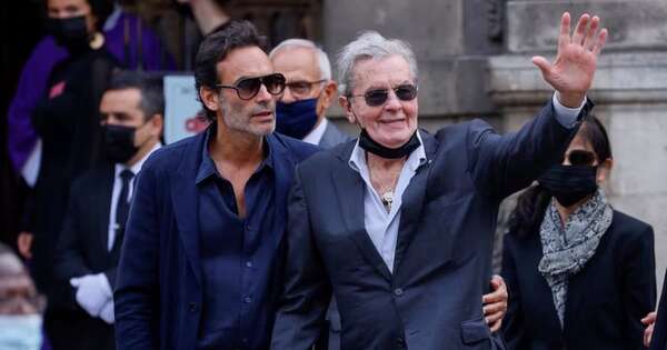La Nación / Alain Delon fue inhumado este sábado en su finca de Francia