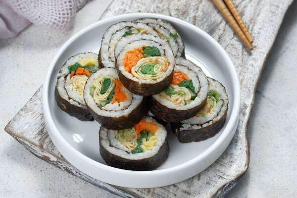 Aprendé a hacer Kimbap, uno de los platos más reconocidos de la gastronomía coreana - Gastronomía - ABC Color