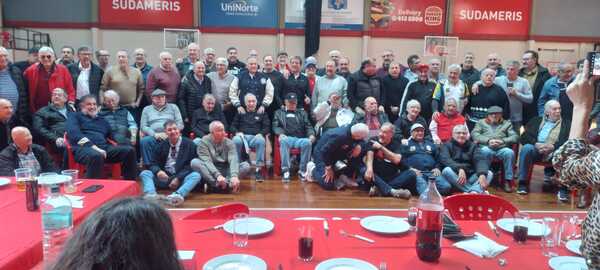 Ex basquetbolistas protagonizaron emotivo reencuentro en el Félix Pérez