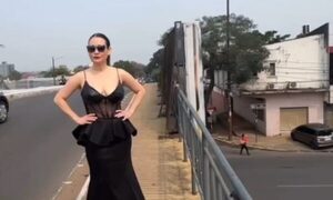 Lali González causó furor al pasear por el viaducto con vestido elegante haciendo una celebración