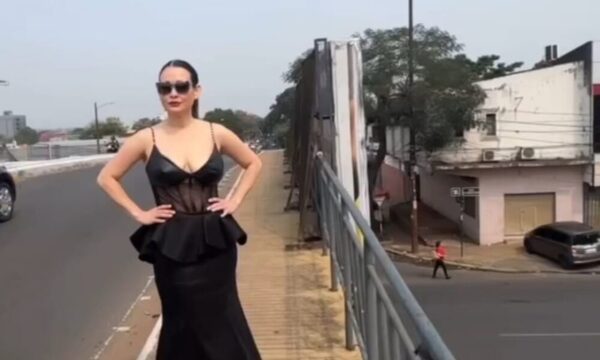 Lali González causó furor al pasear por el viaducto con vestido elegante haciendo una celebración