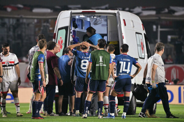 Versus / Futbolista uruguayo que se desplomó en duelo de Libertadores tuvo un infarto