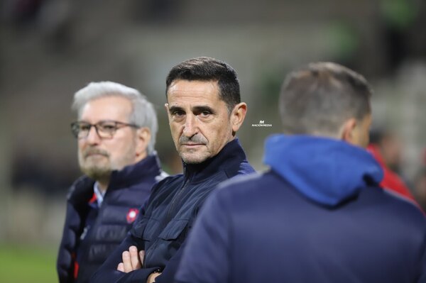 Versus / El enojo de Manolo por el estado de la cancha: "Lo que hay que hacer es jugar al vóley..."