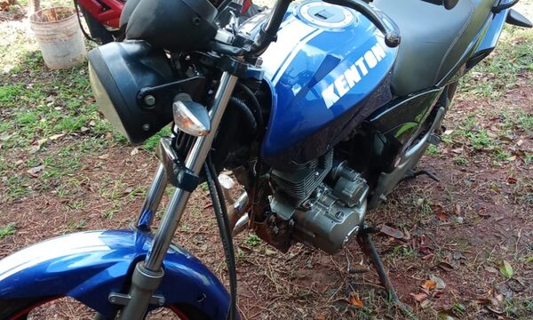 Abandonan motocicleta tras persecución policial
