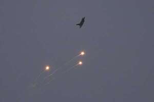 Israel dice que 100 de sus aviones han atacado miles de lanzacohetes de Hizbulá en Líbano - Mundo - ABC Color