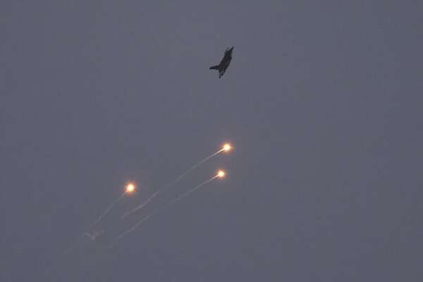 Israel dice que 100 de sus aviones han atacado miles de lanzacohetes de Hizbulá en Líbano - Mundo - ABC Color