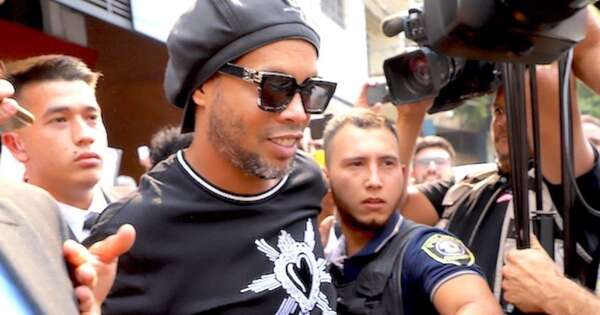 La Nación / Ronaldinho: la historia detrás del pasaporte falso y su prisión