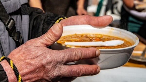 Microplásticos en tu plato: La invasión invisible que contamina alimentos