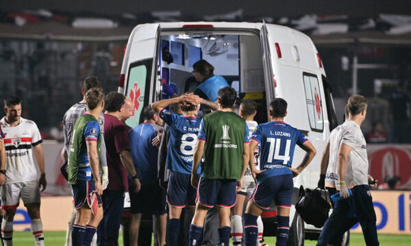 Futbolista uruguayo que se desplomó en duelo de Libertadores tuvo un infarto