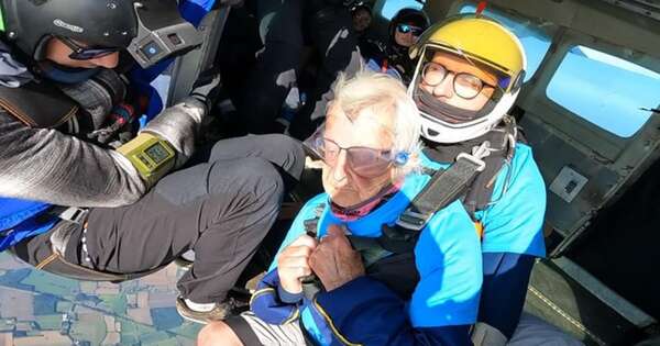 Diario HOY | Una británica celebra su 102º cumpleaños saltando en paracaídas