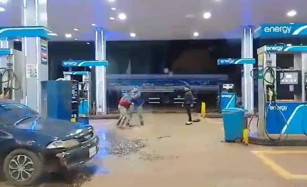 Video: violento incidente en estación de servicios de Hernandarias - ABC en el Este - ABC Color