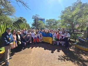 Con misa por caídos y llamamiento a la paz, ucranianos celebraron independencia - Nacionales - ABC Color