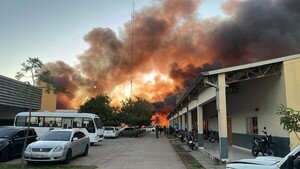 Reportan incendio de grandes proporciones en zona de la Costanera de Asunción