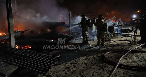 La Nación / Incendio arrasó al menos 10 viviendas en la Costanera de Asunción