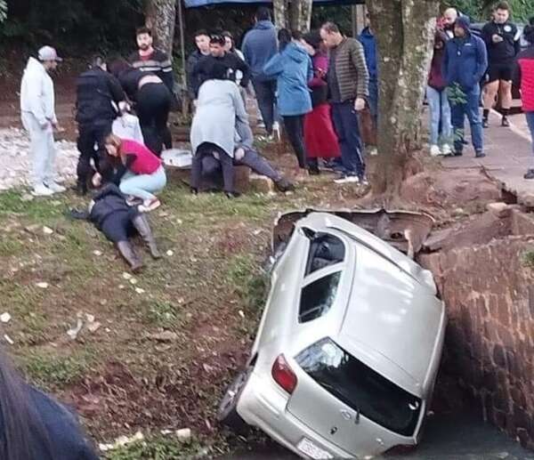 Automóvil cayó de un puente en Ciudad del Este - ABC en el Este - ABC Color