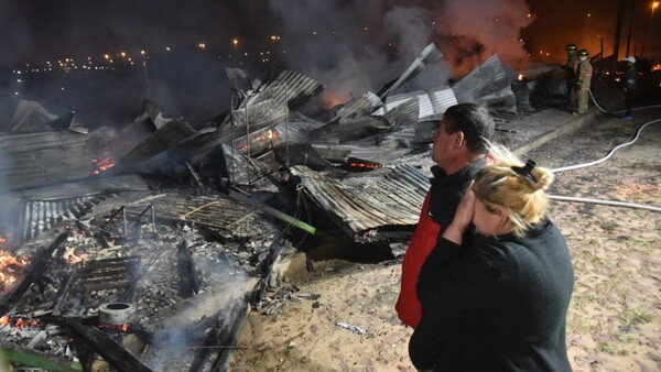 Piden donaciones de abrigos y alimentos para afectados por incendio en la Costanera