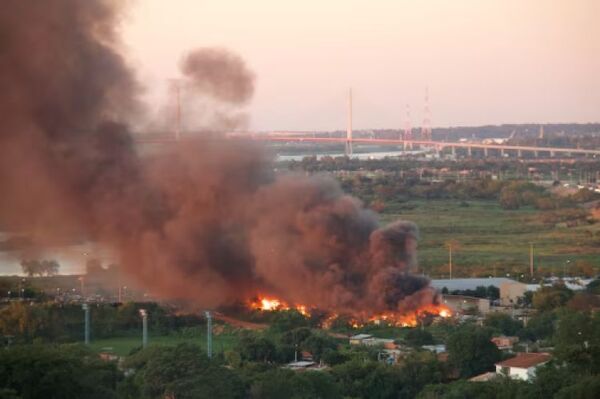 Incendio consume cerca de cuarenta viviendas precarias en Asunción