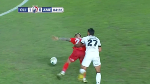 ¡Polémica! Peloteros de Ameliano reclamaron supuesta una falta de Olimpia en la jugada de gol