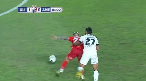 ¡Polémica! Peloteros de Ameliano reclamaron supuesta una falta de Olimpia en la jugada de gol