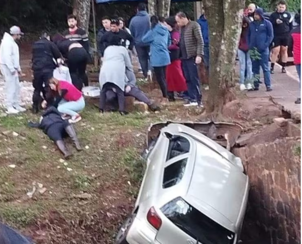 Automóvil cae de un puente en Ciudad del Este: Tres mujeres quedaron machucadas