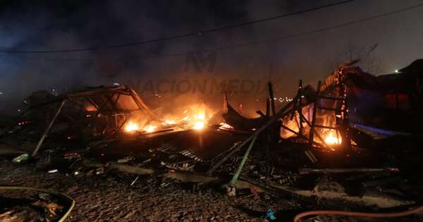 La Nación / Incendio consume al menos 40 viviendas