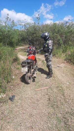 Recuperan motocicleta abandonada en zona boscosa de la Costanera Sur   - Policiales - ABC Color